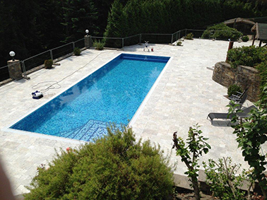 Betonbecken mit &Uuml;berlaufrinne und Mosaikfliese